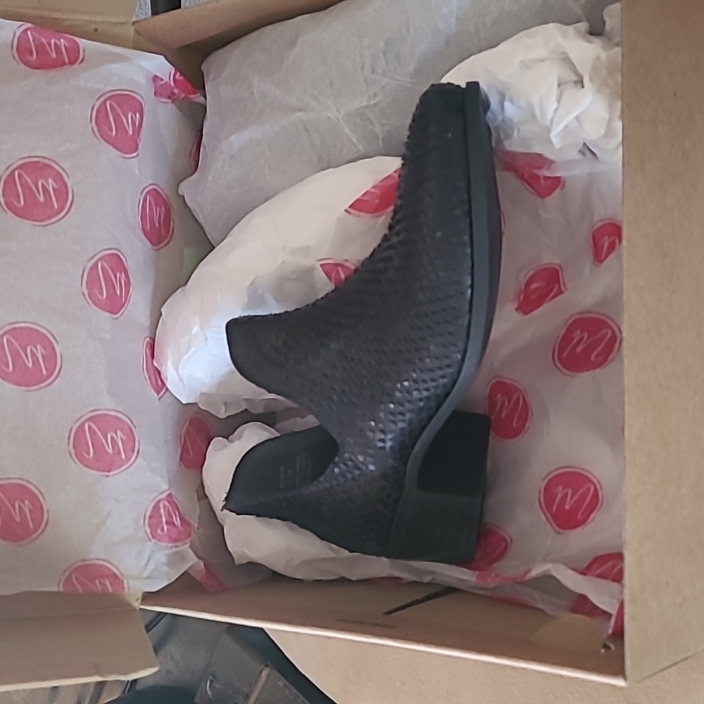 Black leather bootie